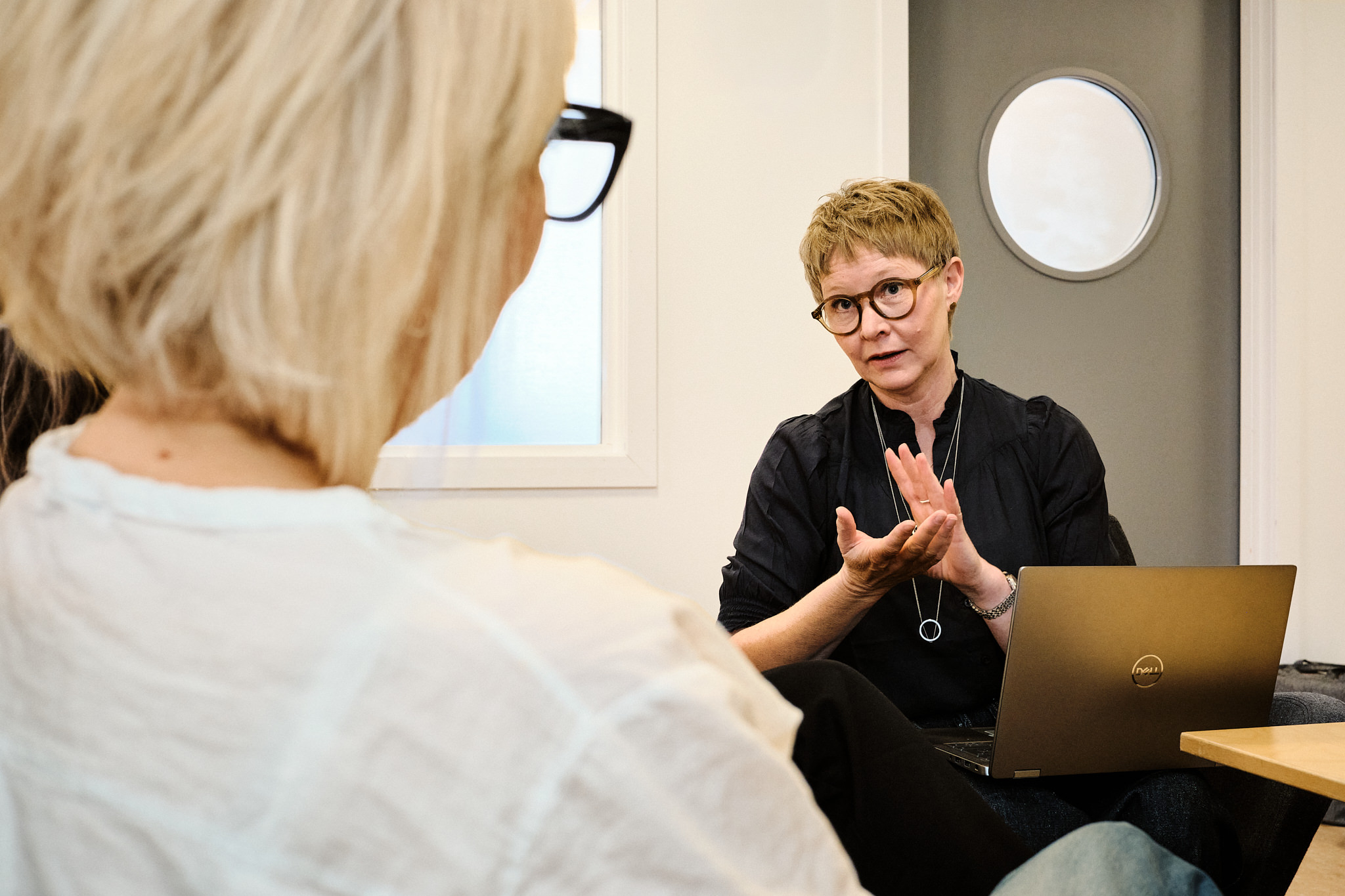 Två personer i samtal